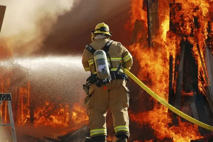 Bombero actuando frente a un incendio