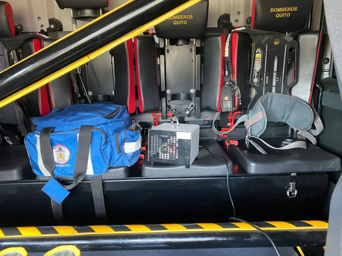 Cañón profesional de ozono dentro de un vehículo de emergencia del Cuerpo de Bomberos del Distrito Metropolitano de Quito